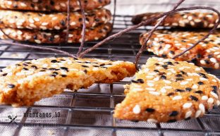 Galletas de Tahini atadas con cordel sobre rejilla