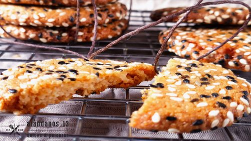 Galletas de Tahini atadas con cordel sobre rejilla