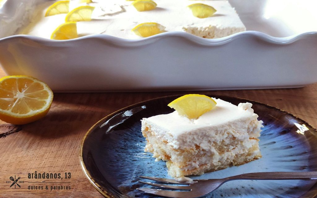 Tarta de tiramisú de limón en fuente y plato