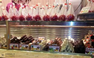 puesto de mercadillo navideño con dulcerías