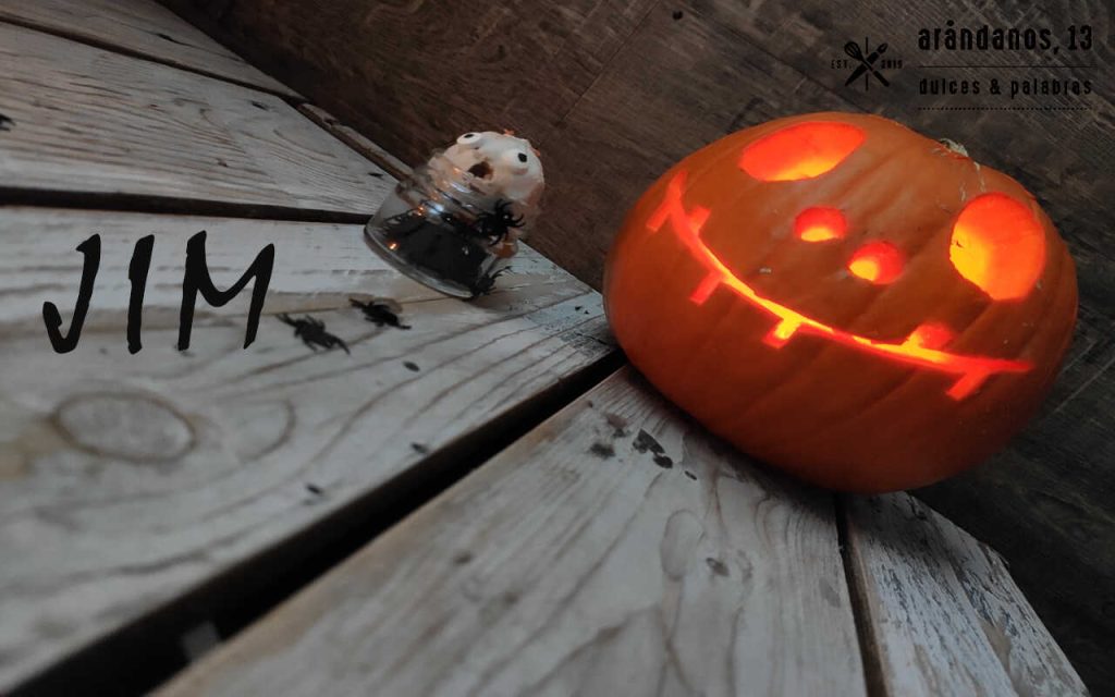 Calabaza sonriente iluminada y muñeco aterrado con nombre Jim escrito