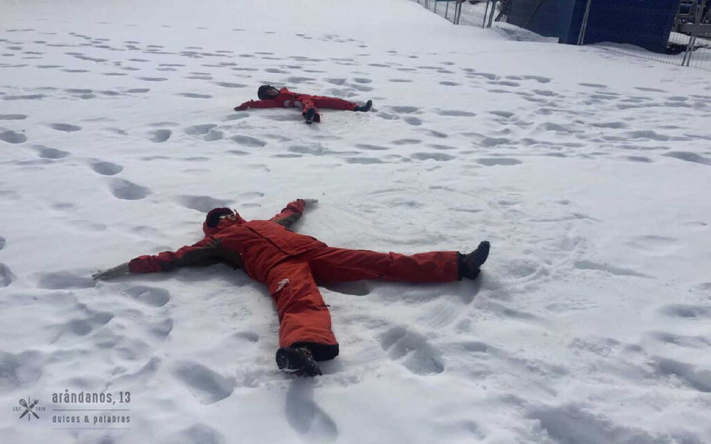 2 personas haciendo el ángel en la nieve en Manzaneda