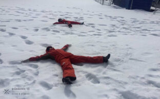 2 personas haciendo el ángel en la nieve en Manzaneda