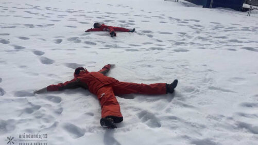 2 personas haciendo el ángel en la nieve en Manzaneda