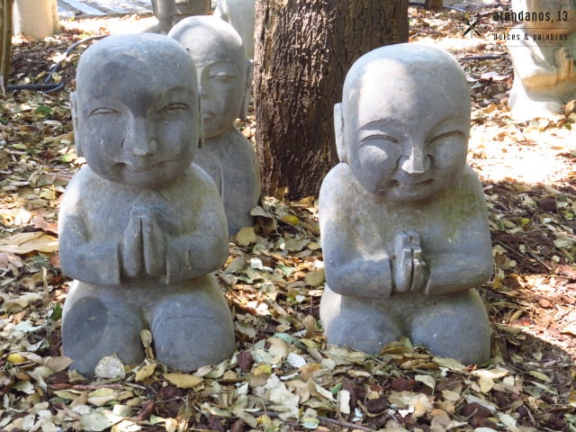 Monjes rezando en Buddha Eden Garden