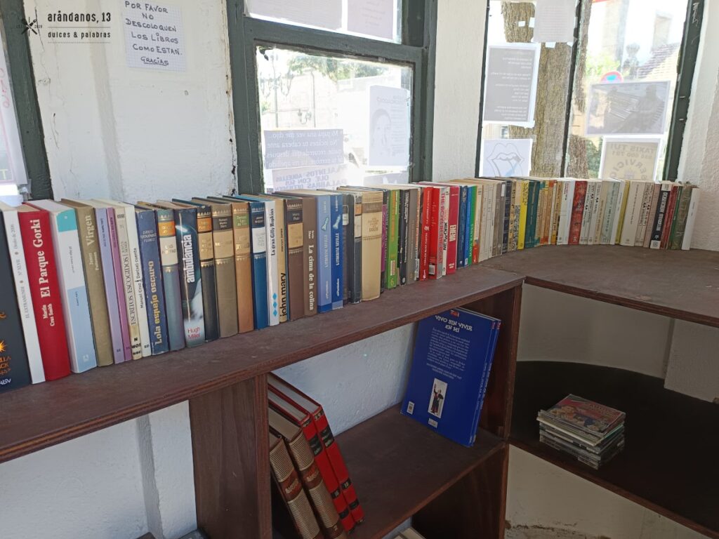 Interior Kiosko dos libros orfos